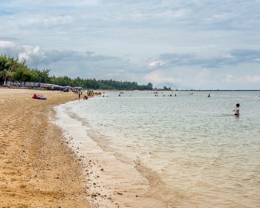 Yes, there is sand and water in Cha-am too.