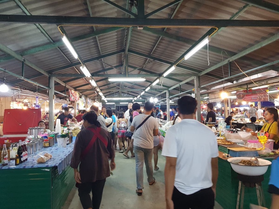 Food stalls in Pae Mai Night Market, Hua Hin, Thailand